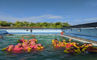 Aktivitas Permainan dan Olahraga di Dalam Air Kelas 3 dan 4 MIM 12 Sumuragung di Kolam Renang Sumber Tirta Prayungan
